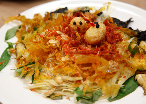 Bánh[-]tráng[-]trộn[-]là[-]món[-]ăn[-]đường[-]phố[-]rất[-]nổi[-]tiếng[-]ở[-]Sài[-]Gòn.